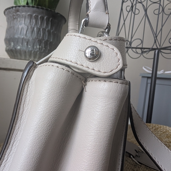 Elegant Beige Peekaboo Style Leather Handbag - Picture 10 of 13